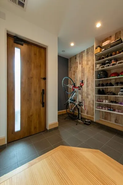 自転車が趣味のご主人念願のサイクルスタンドを置くため、玄関はゆとりを確保。大容量のシューズクロークも設けています。