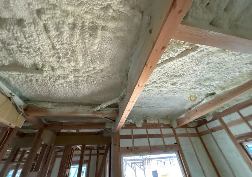 吹き抜けのある家でも快適！吹き付け断熱レポート