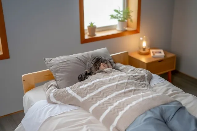 【疲労対策】「寝ても疲れが取れない」を解決する寝室の照明と配置の正解